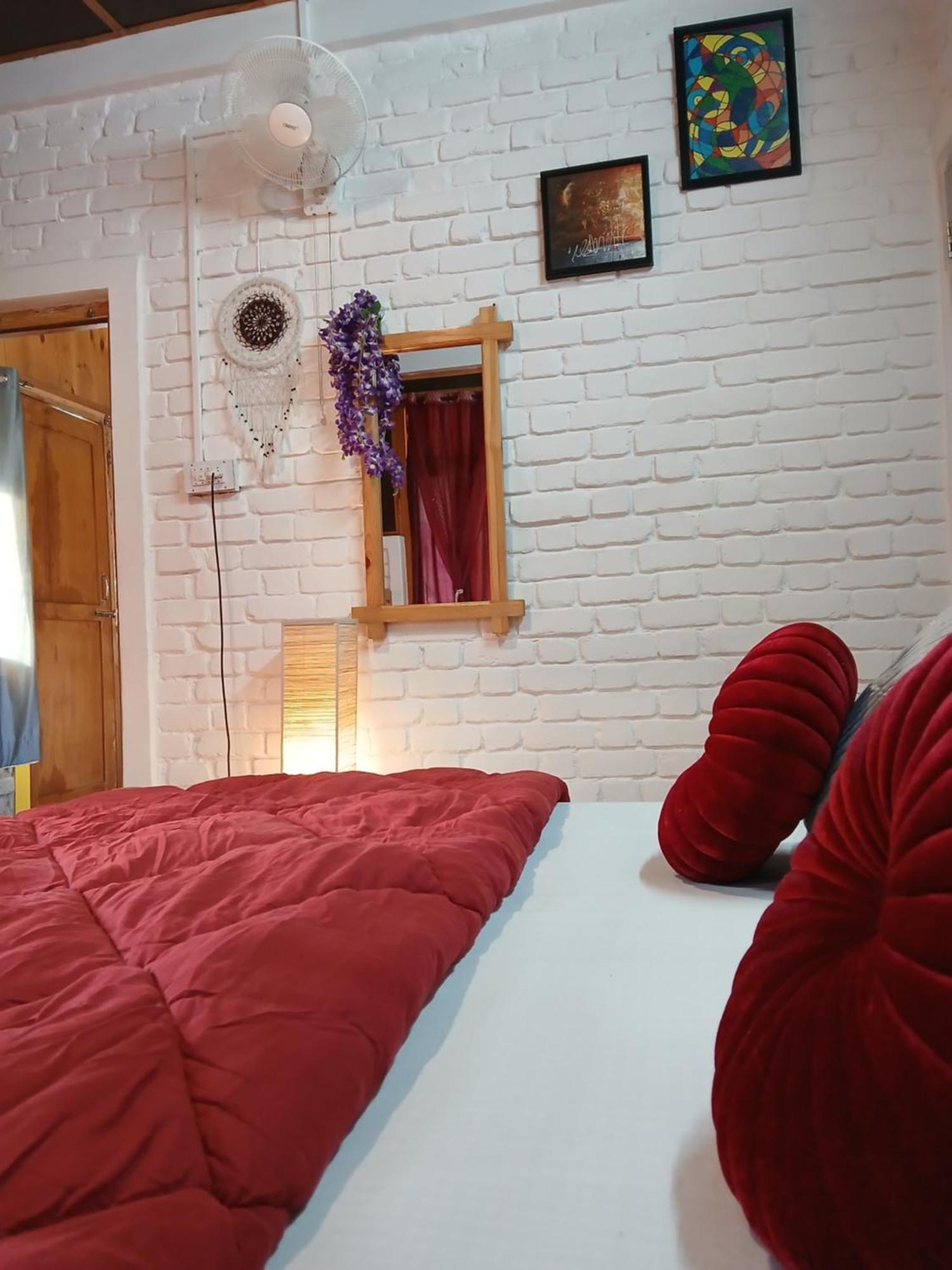 The Hood Hotel Bir  Luaran gambar