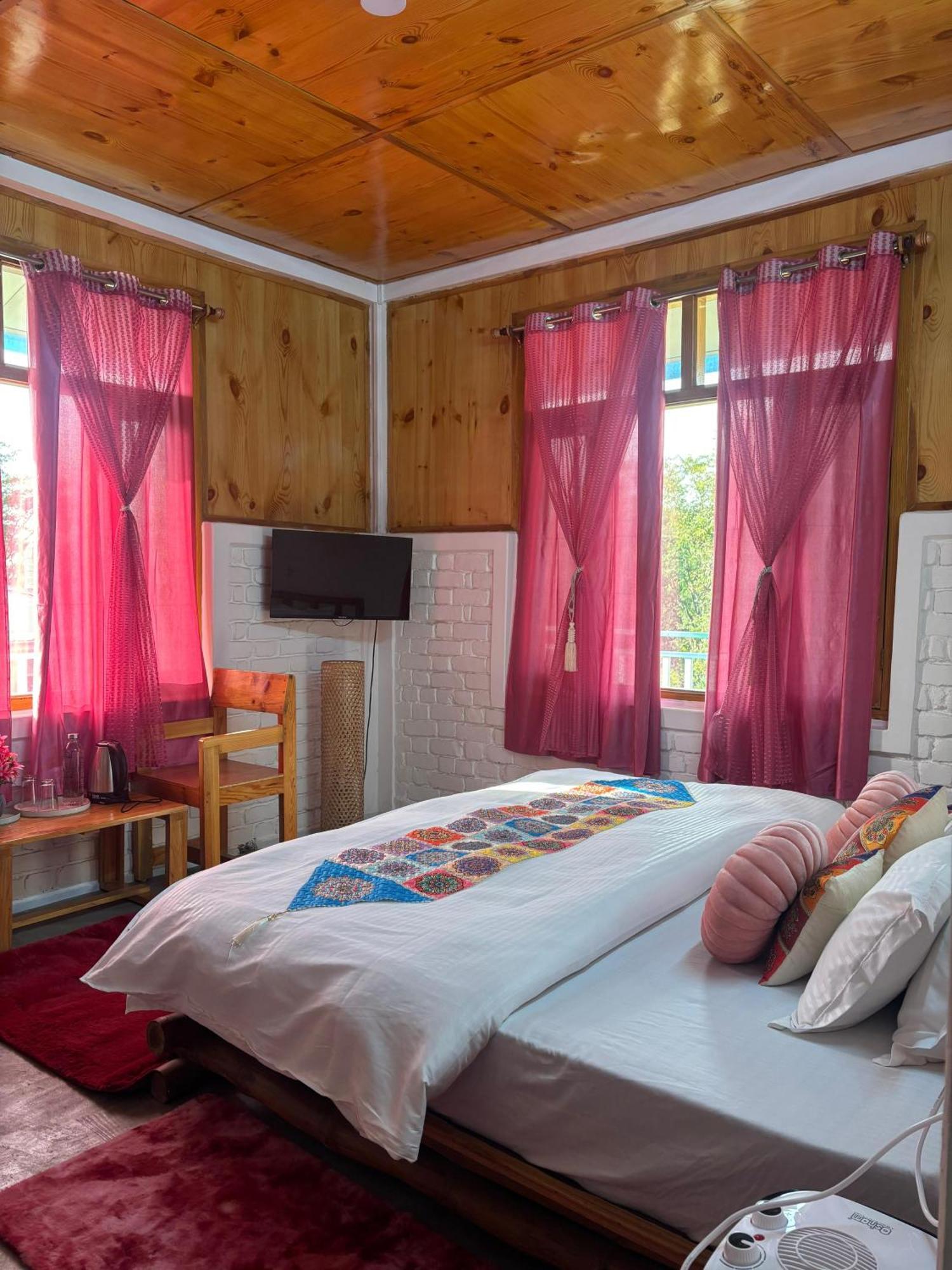 The Hood Hotel Bir  Luaran gambar