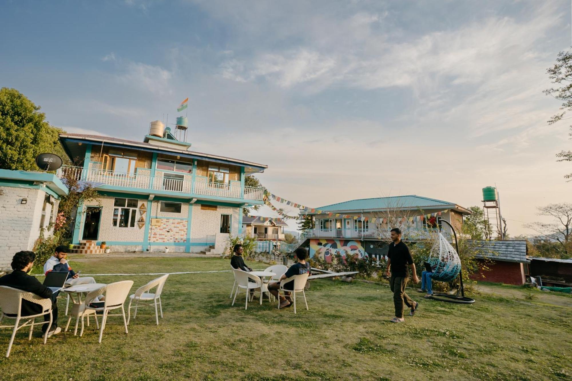 The Hood Hotel Bir  Luaran gambar